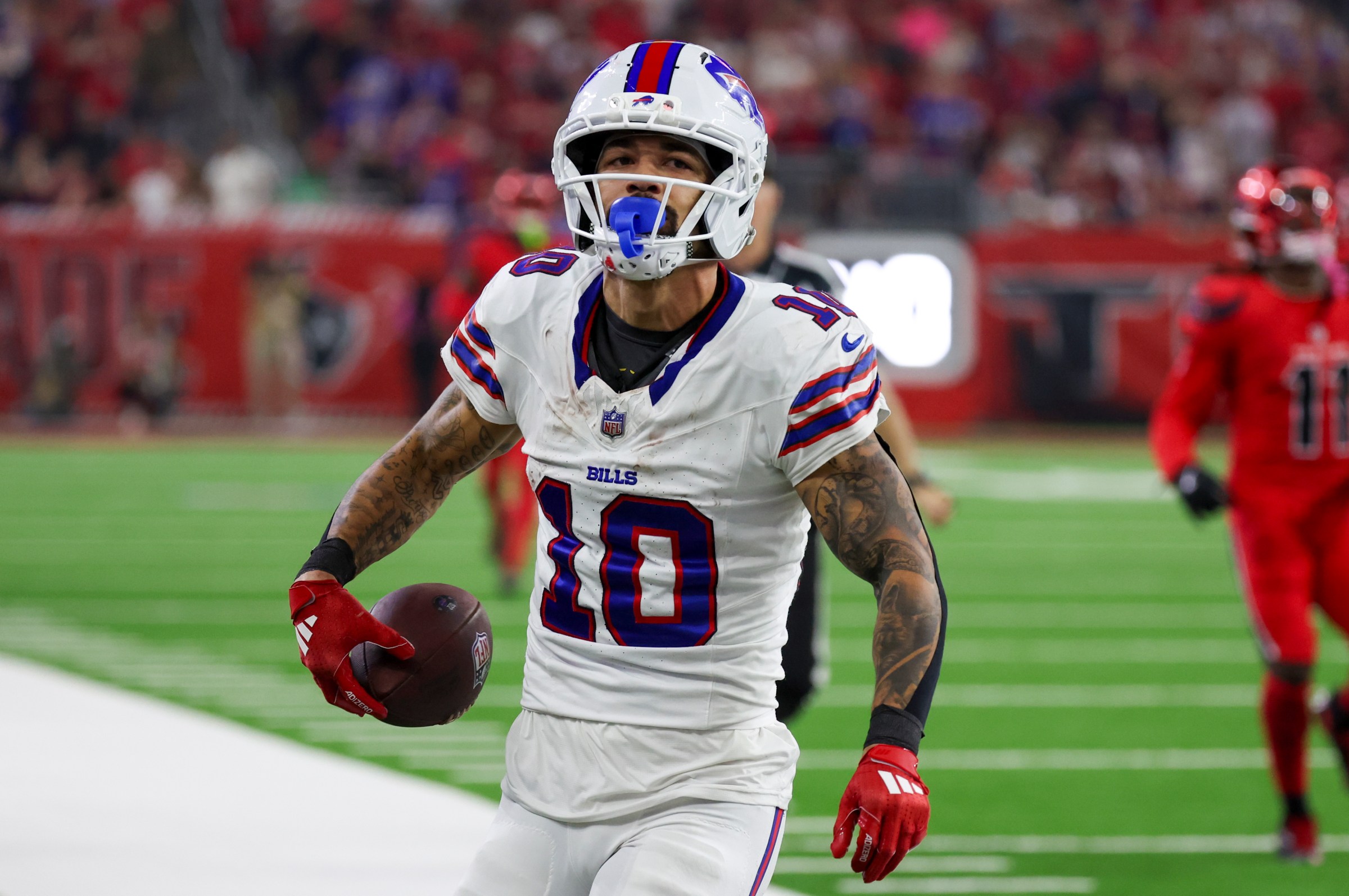 HOUSTON, TX - NOVEMBER 20: Buffalo Bills wide receiver Khalil Shakir (10) goes out of bunds after successfully carrying the ball in the fourth quarter during the NFL game between the Buffalo Bills and Houston Texans on November 20, 2025 at NRG Stadium in Houston, Texas. (Photo by Leslie Plaza Johnson/Icon Sportswire via Getty Images)