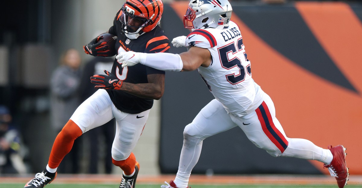 Tee Higgins carted off with concussion after scary fall vs. Patriots