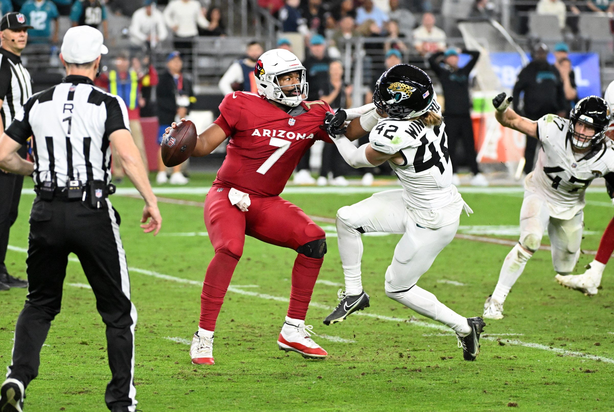GLENDALE, ARIZONA - NOVEMBER 23: Jacoby Brissett #7 of the Arizona Cardinals attempts to break a tackle by Andrew Wingard #42 of the Jacksonville Jaguars during the NFL 2025 game at State Farm Stadium on November 23, 2025 in Glendale, Arizona. (Photo by Norm Hall/Getty Images)