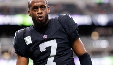 Raiders quarterback Geno Smith apologizes for flipping off fans