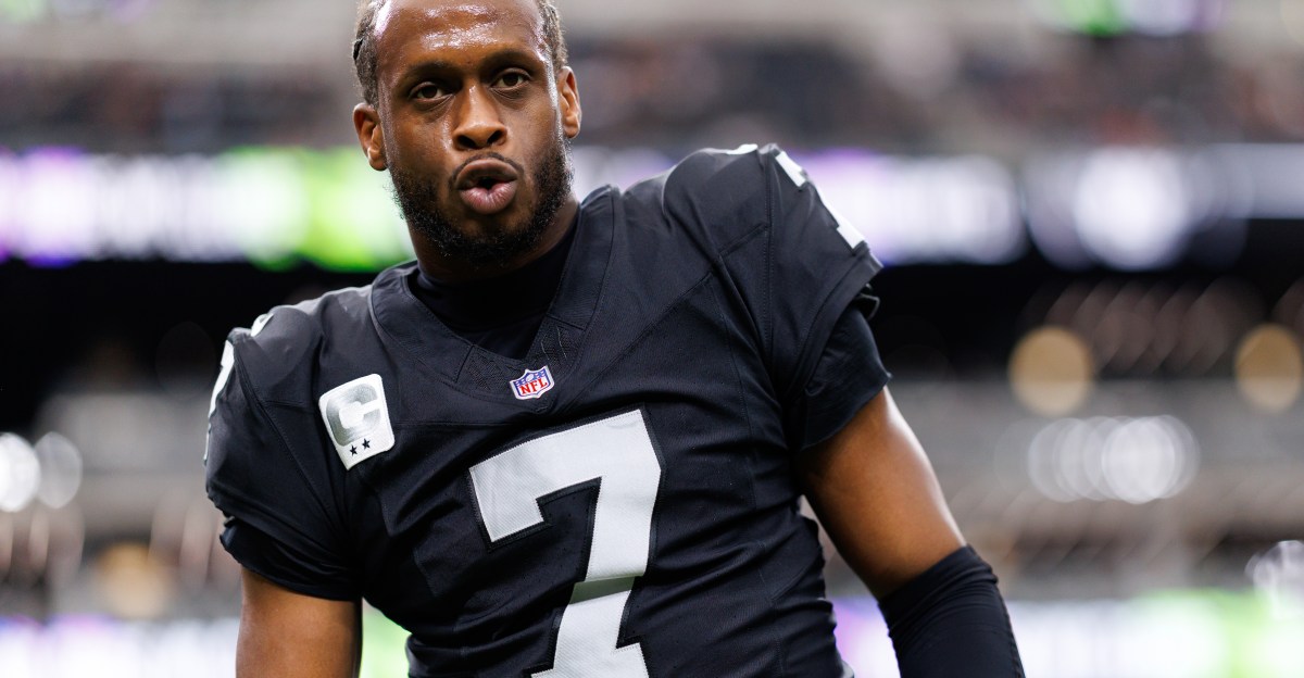 Raiders quarterback Geno Smith apologizes for flipping off fans
