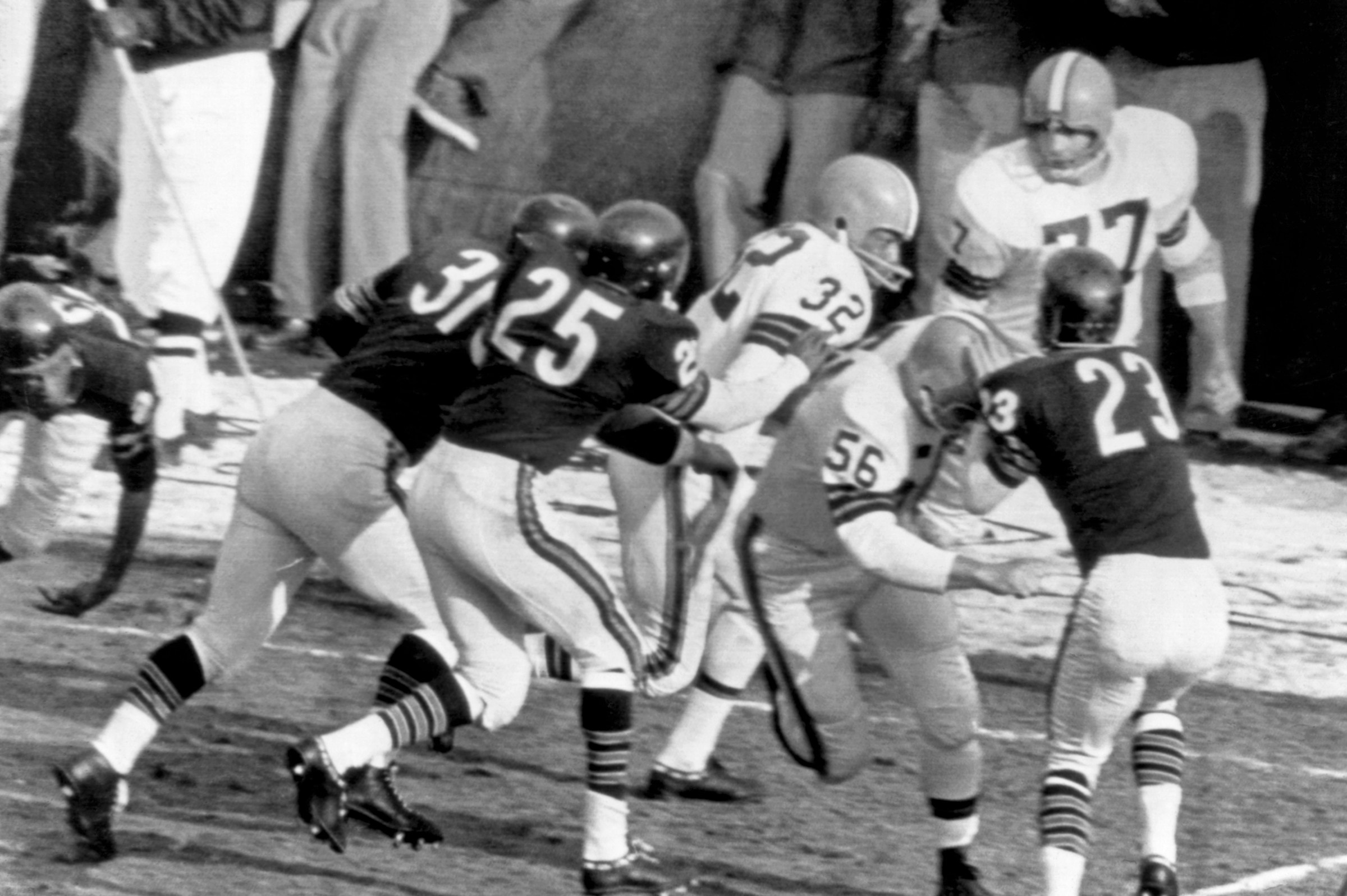 Browns’ center John Morrow (56) opens a hole for FB Jim Brown (32) during the 1964 championship season (Photo by Underwood Archives/Getty Images)