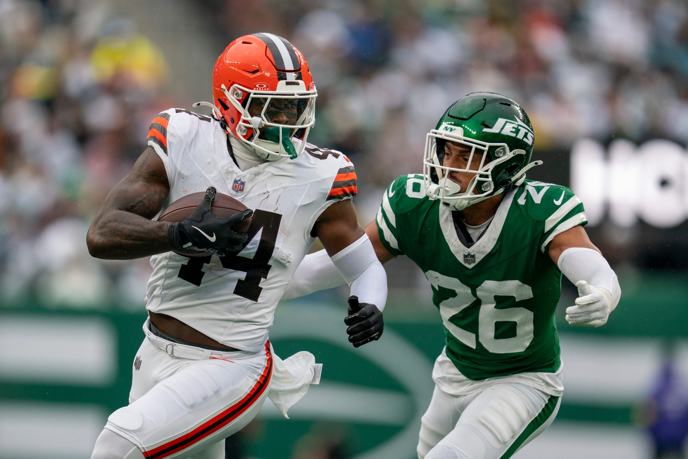 Cleveland Browns tight end Harold Fannin Jr. (44) runs with the ball before being tackled by New York Jets safety Isaiah Oliver (26) during an NFL Week 10 game between the New York Jets and the Cleveland Browns at MetLife Stadium on Sunday, Nov. 9, 2025.