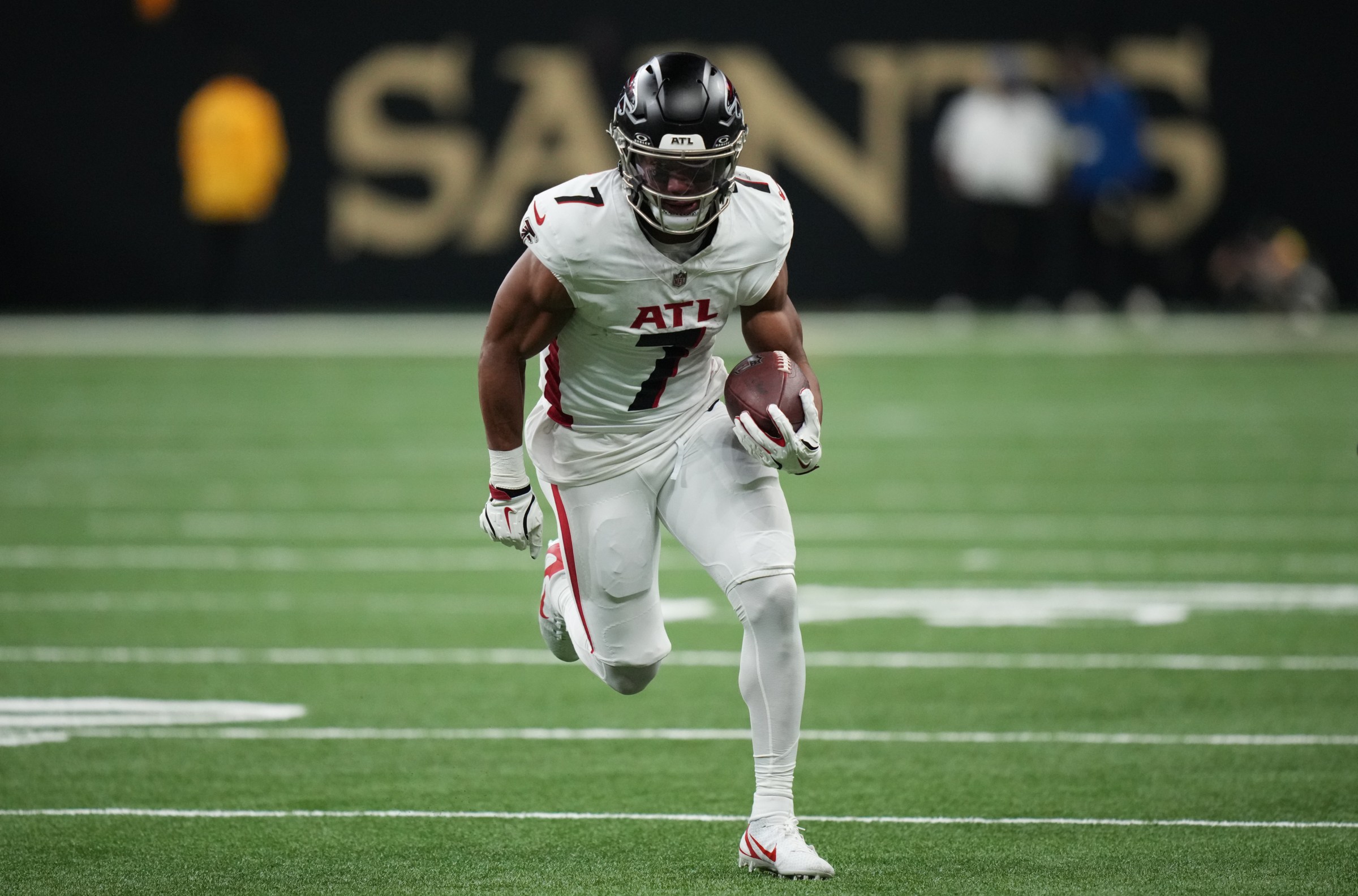 Nov 23, 2025; New Orleans, Louisiana, USA; Atlanta Falcons running back Bijan Robinson (7) carries the ball during the first half New Orleans Saints at Caesars Superdome. Mandatory Credit: Matthew Hinton-Imagn Images