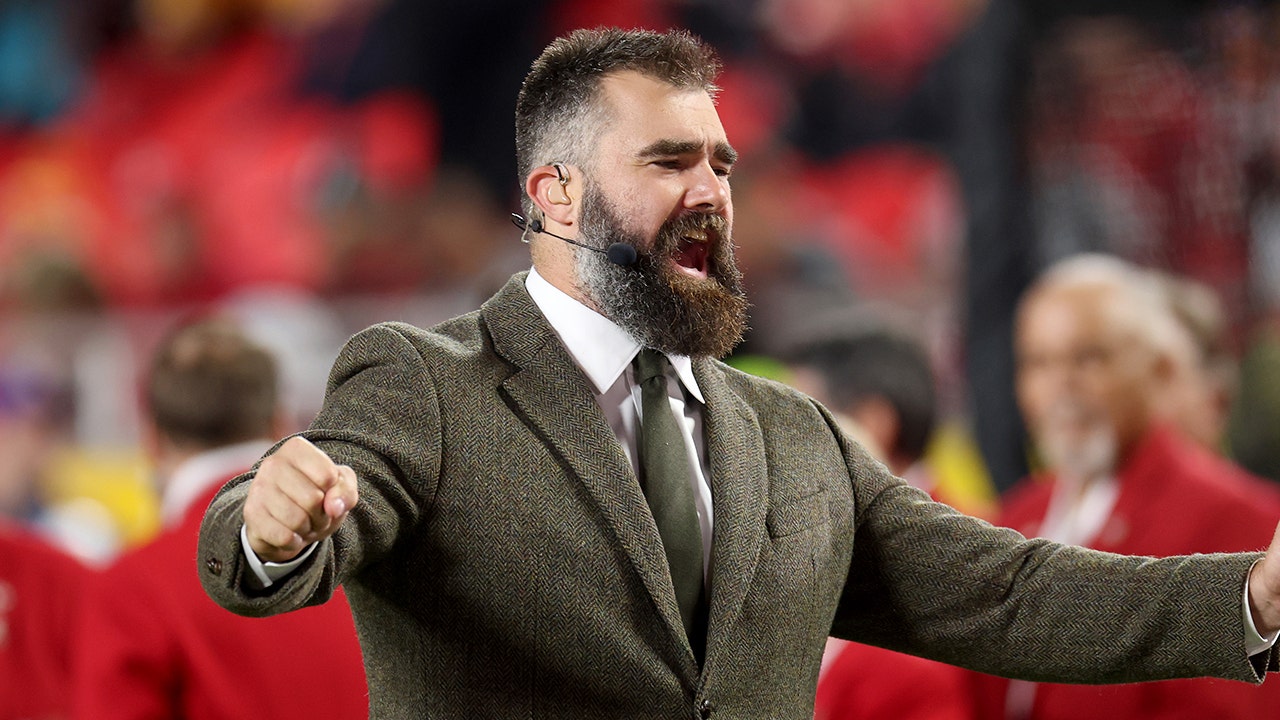 Jason Kelce goes shirtless in belly bucking competition before Eagles game