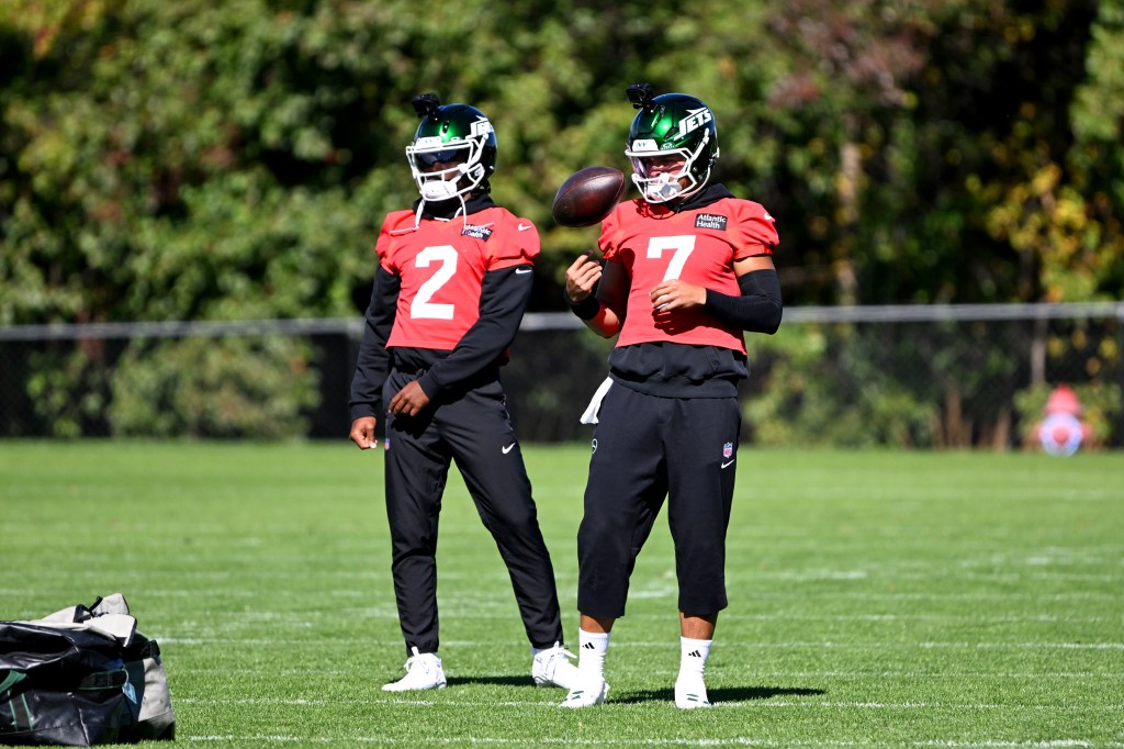 Jets quarterbacks Tyrod Taylor (2) and Justin Fields (7) at practice.