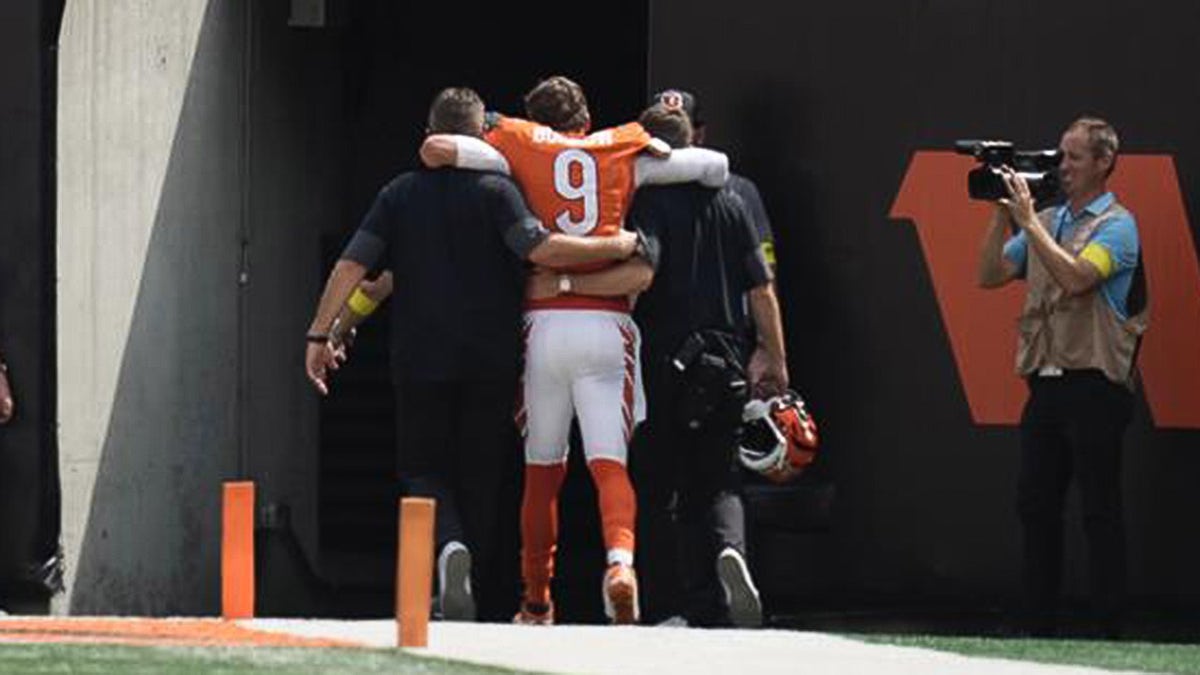 Joe Burrow needs help walking into locker room