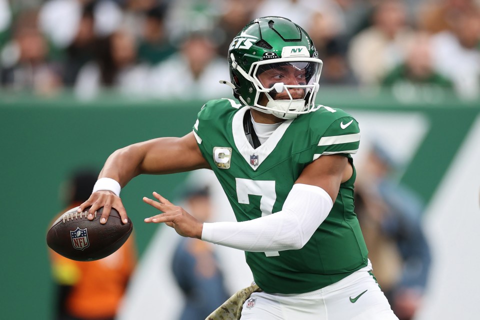 Justin Fields #7 of the New York Jets attempts a pass against the Cleveland Browns 