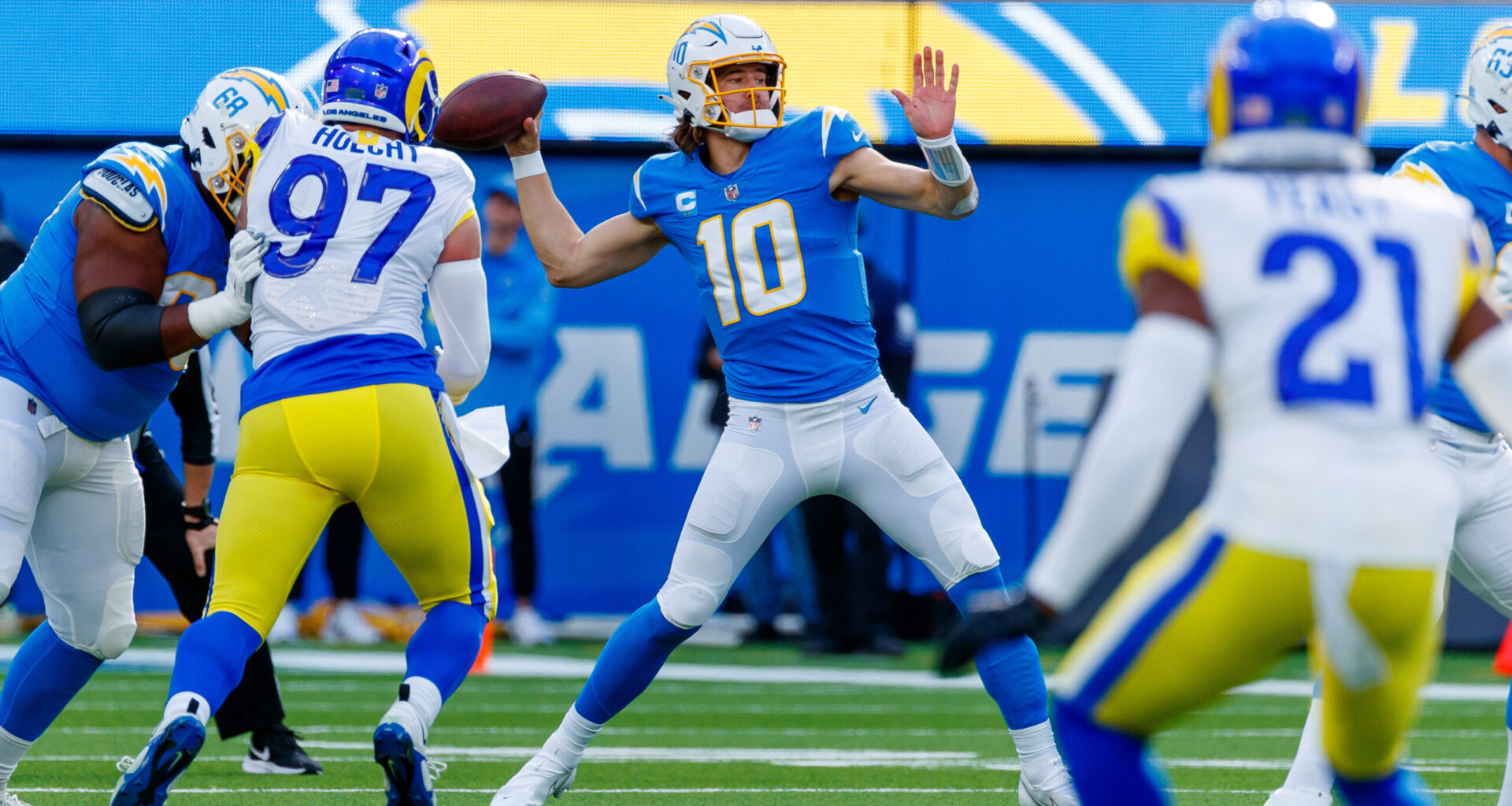 Chargers Beat Steelers 25-10 to Extend Win Streak to Three