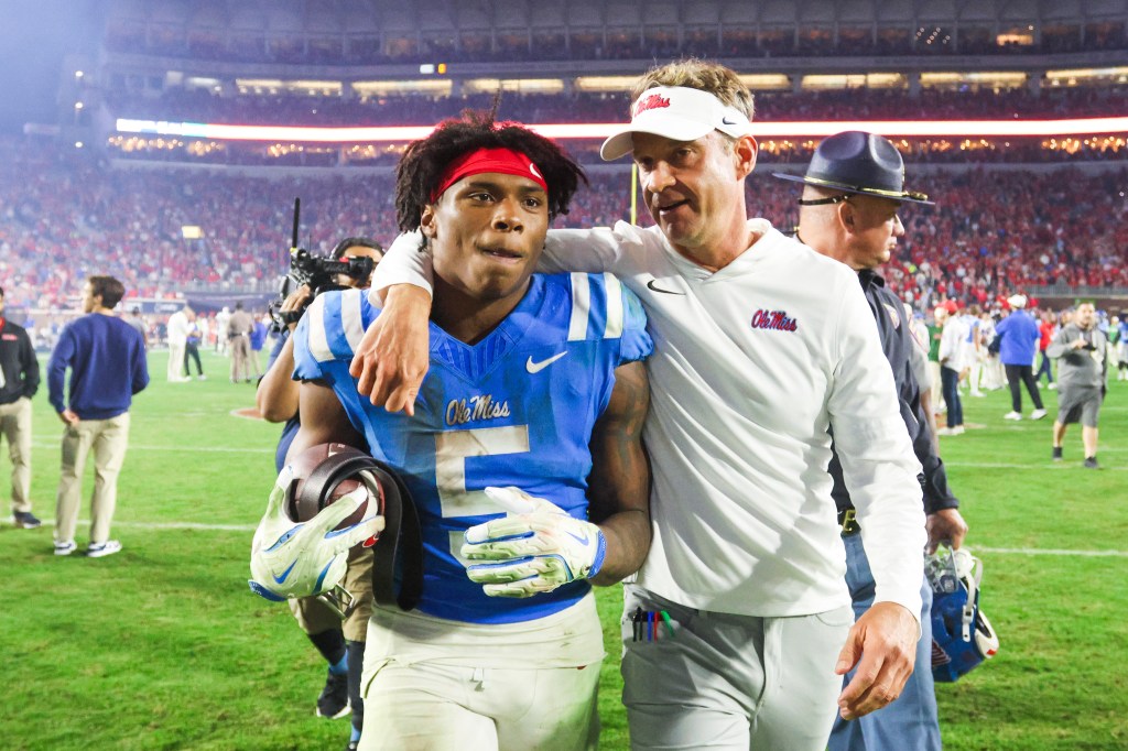 Ole Miss coach Lane Kiffin (r.) puts his arm around running back Kewan lacy (l.) after the team's win over Florida on Nov. 15, 2025.