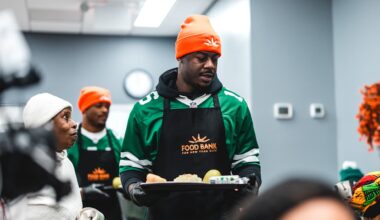 Jets Players Visit Food Bank For New York City and Serve Meals to Celebrate Thanksgiving