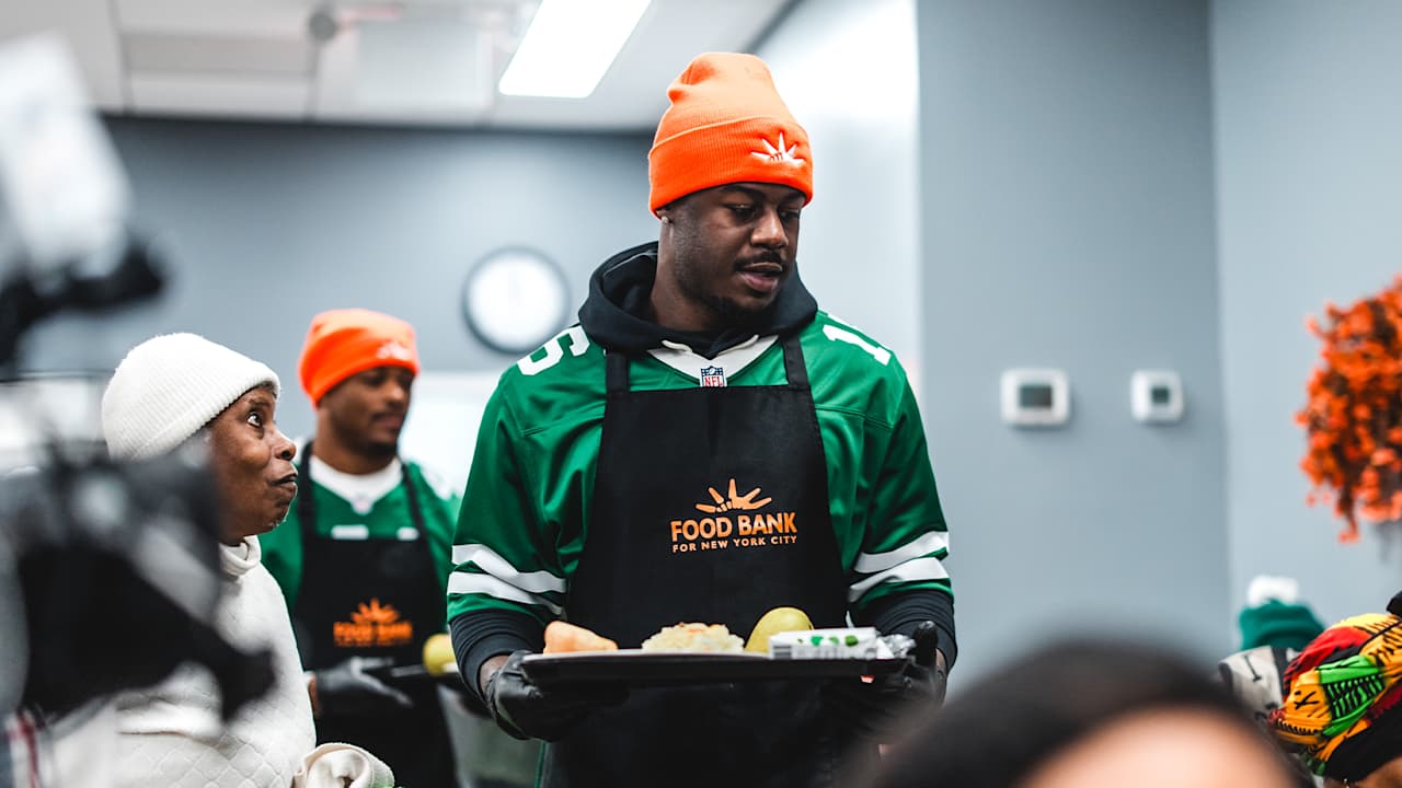 Jets Players Visit Food Bank For New York City and Serve Meals to Celebrate Thanksgiving