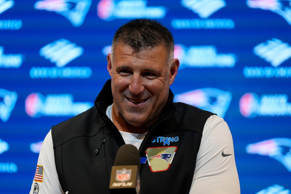 New England Patriots head coach Mike Vrabel speaks at a press conference.