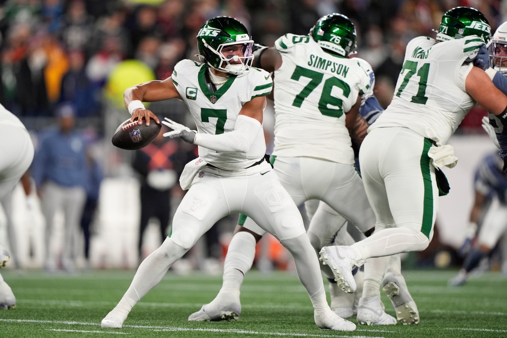 New York Jets quarterback Justin Fields looks to pass.