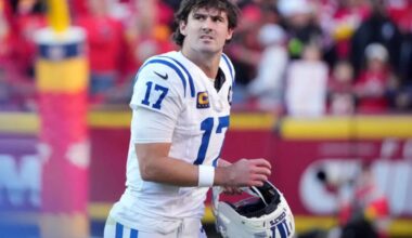 Colts' Daniel Jones playing through fractured fibula