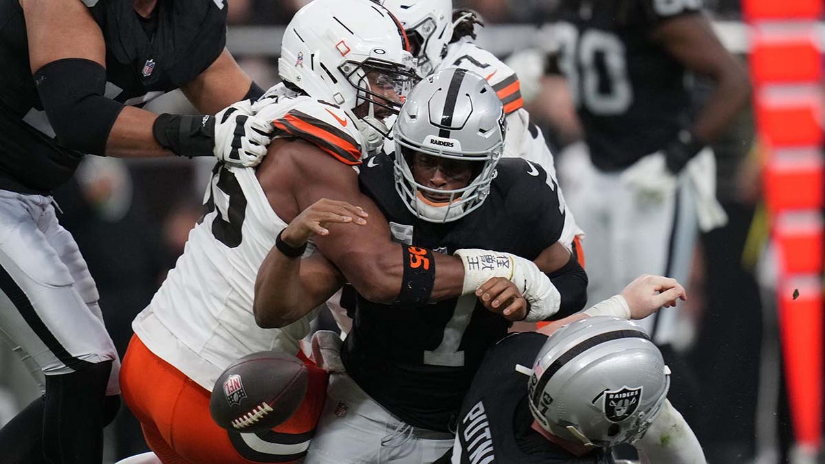 Myles Garrett takes down Geno Smith