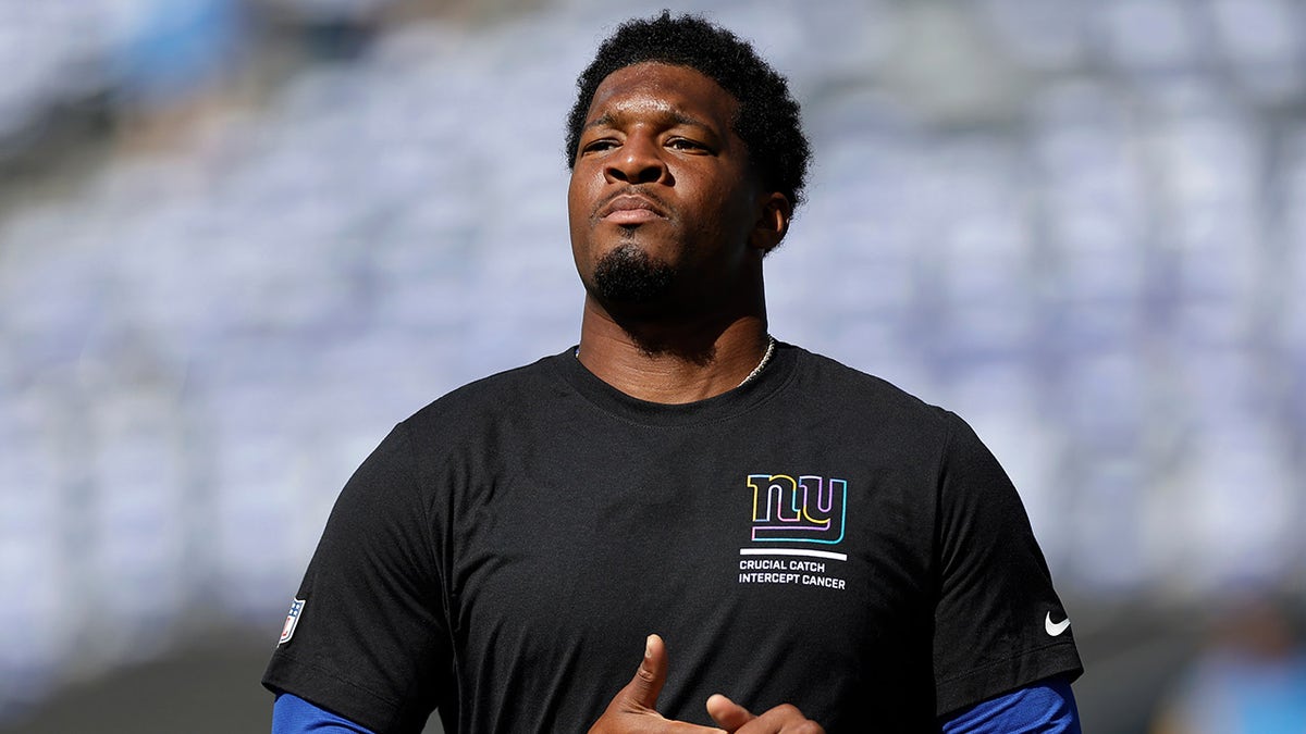 Jameis Winston warms up vs Chargers