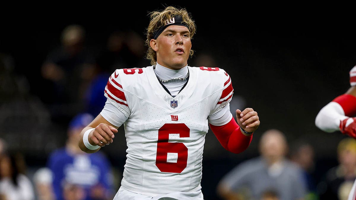 Jaxson Dart warms up