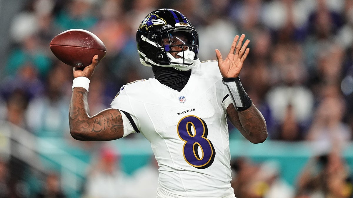 Lamar Jackson tosses pass vs Dolphins