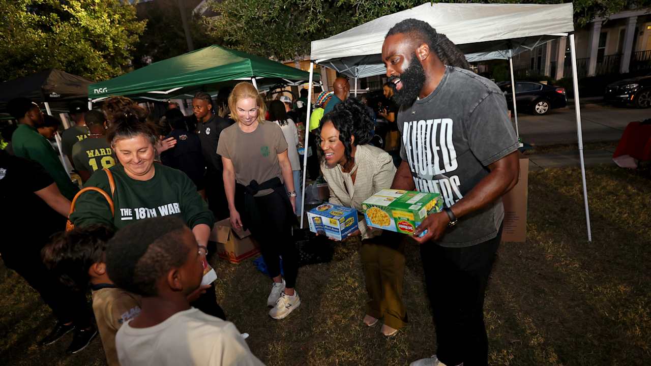 Demario Davis and Wife Tamela Lead Community Thanksgiving Food Drive