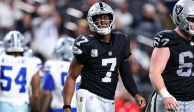 Raiders' Geno Smith apologizes for obscene gesture to fans