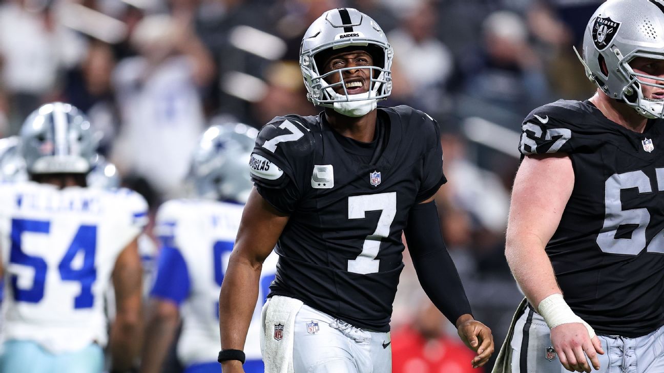 Raiders' Geno Smith apologizes for obscene gesture to fans