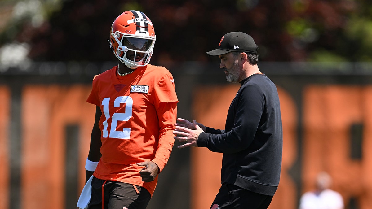 Shedeur Sanders talks to Kevin Stefanski.