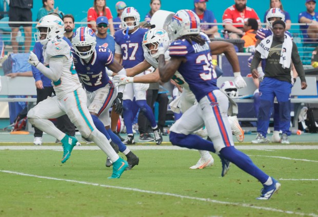 Miami Dolphins running back De'Von Achane runs in a touchdown...