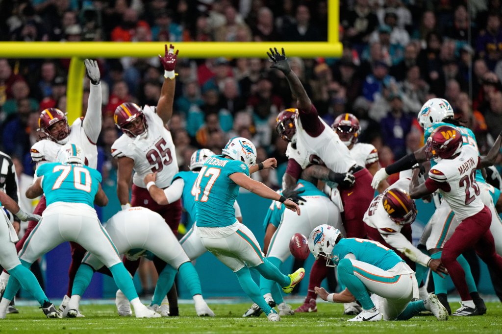 Dolphins win, but what was McDaniel thinking passing on field goal?