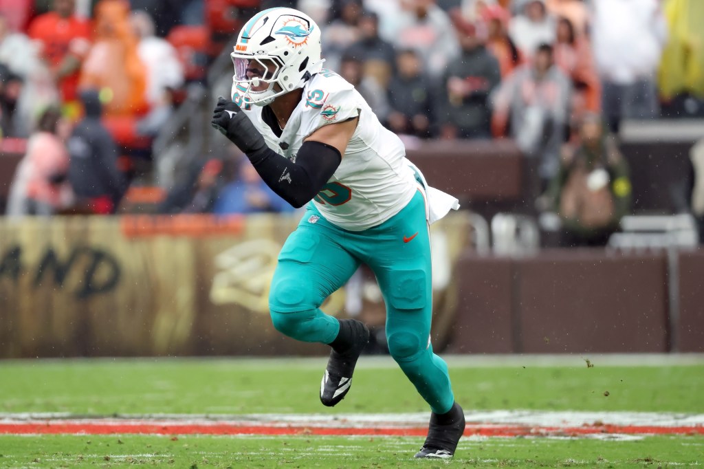 Dolphins sign Andre Carter II after trading Jaelan Phillips