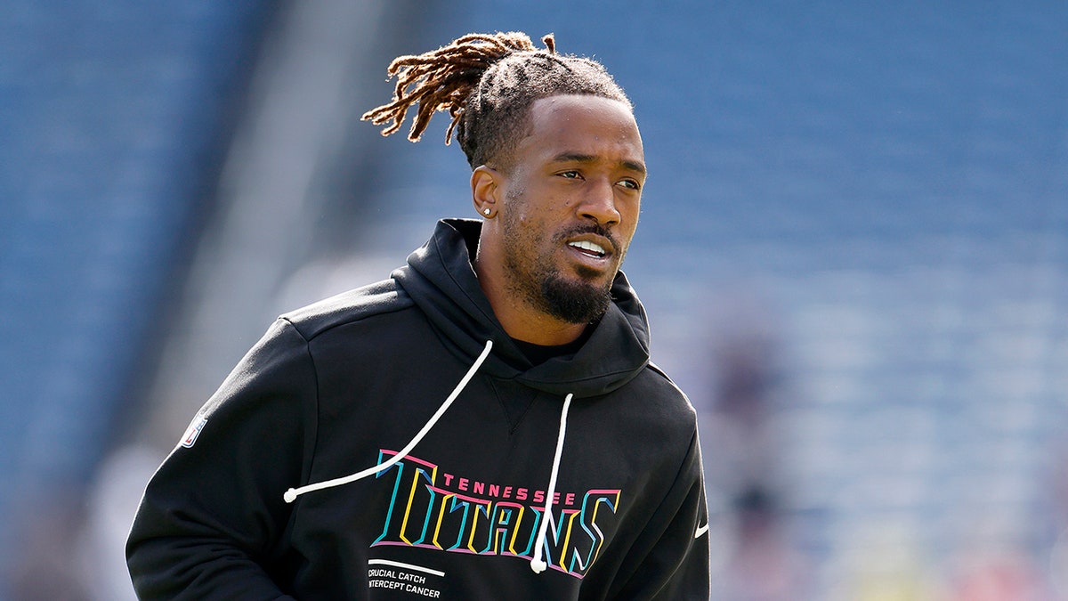 L'Jarius Sneed warms up