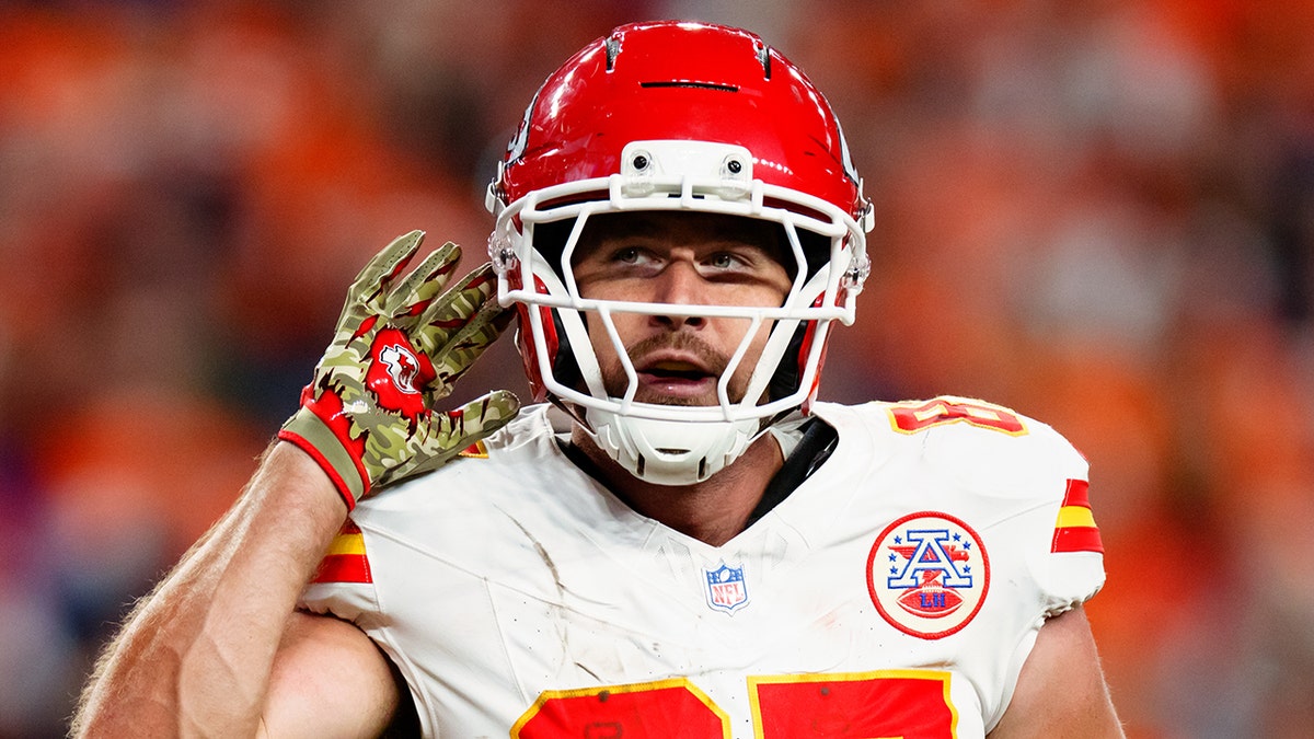 Travis Kelce reacts to crowd