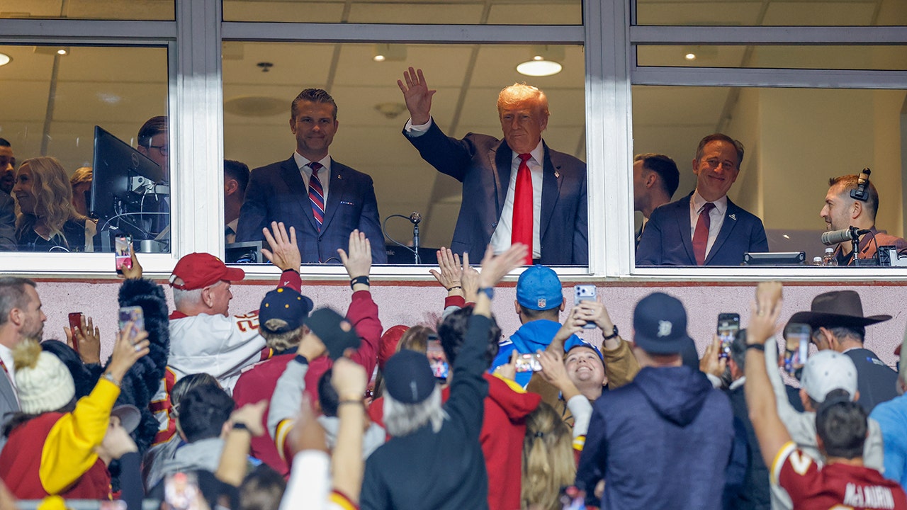 Trump booed at Washington Commanders game; first regular‑season NFL game by a president in decades
