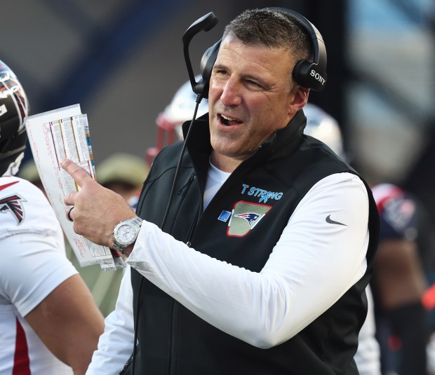 Foxboro, MA - Mike Vrabel on the sideline during the fourth quarter of the game at Gillette Stadium. (Nancy Lane/Boston Herald)