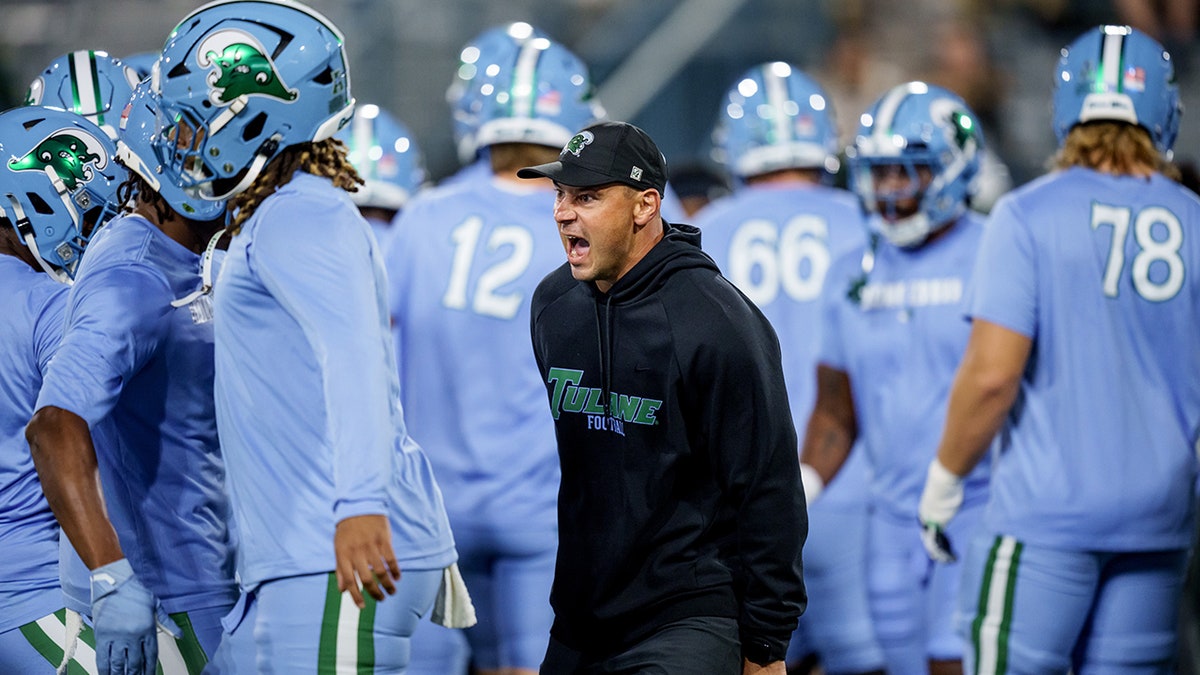 Jon Sumrall coaches his team up