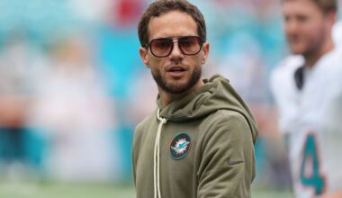 McDaniel laughs off viral photo after Dolphins defeat Bills