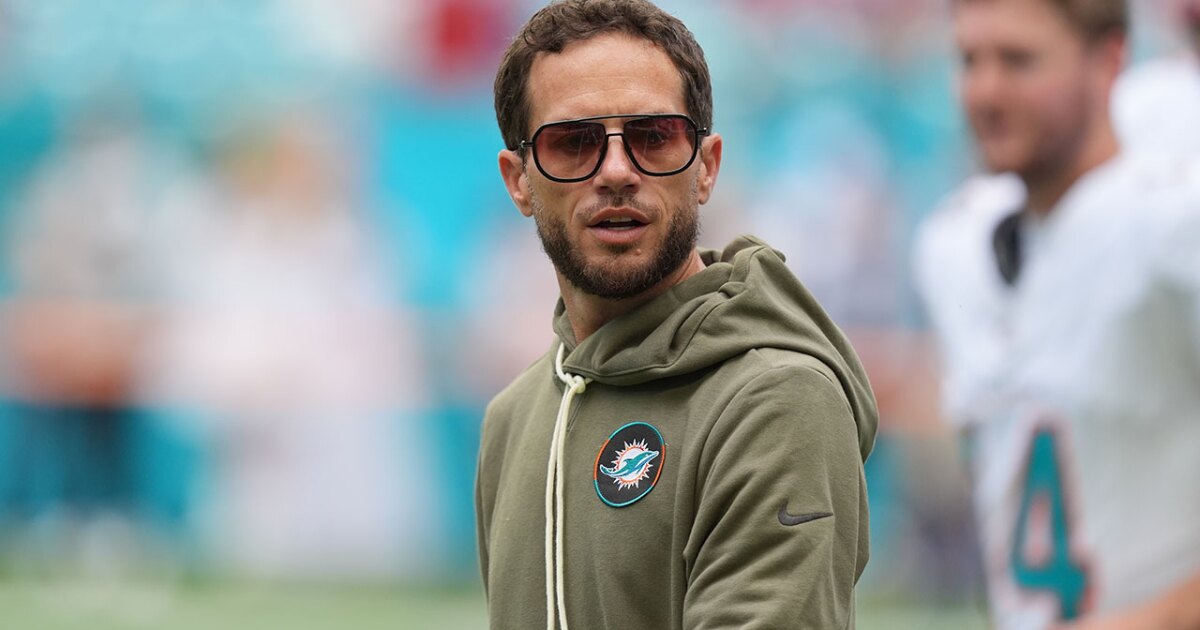 McDaniel laughs off viral photo after Dolphins defeat Bills