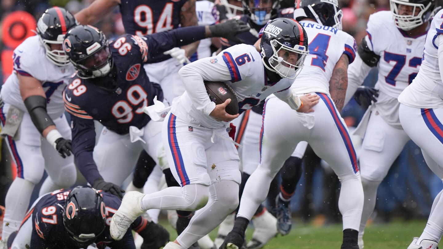 Giants QB Jaxson Dart leaves after taking hard hit against the Bears
