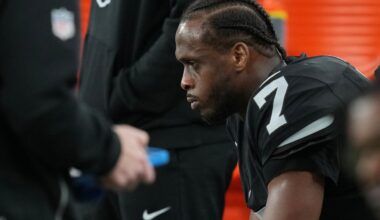 Geno Smith's frustration boils over with obscene gesture toward fed-up Raiders fans