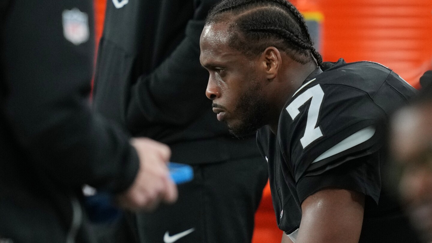 Geno Smith's frustration boils over with obscene gesture toward fed-up Raiders fans