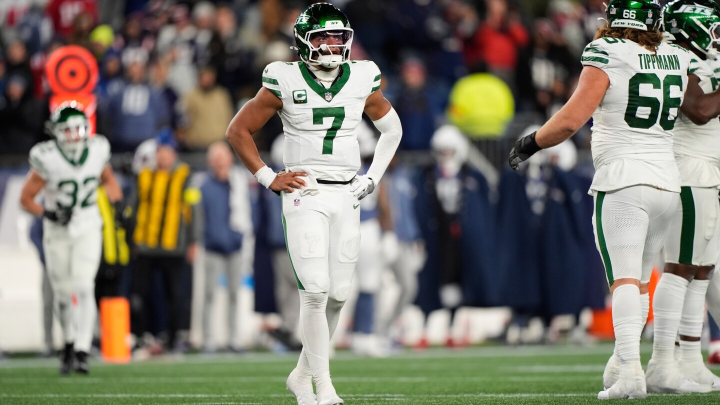 New York Jets coach Aaron Glenn frustrated after loss, leaves door open for QB change