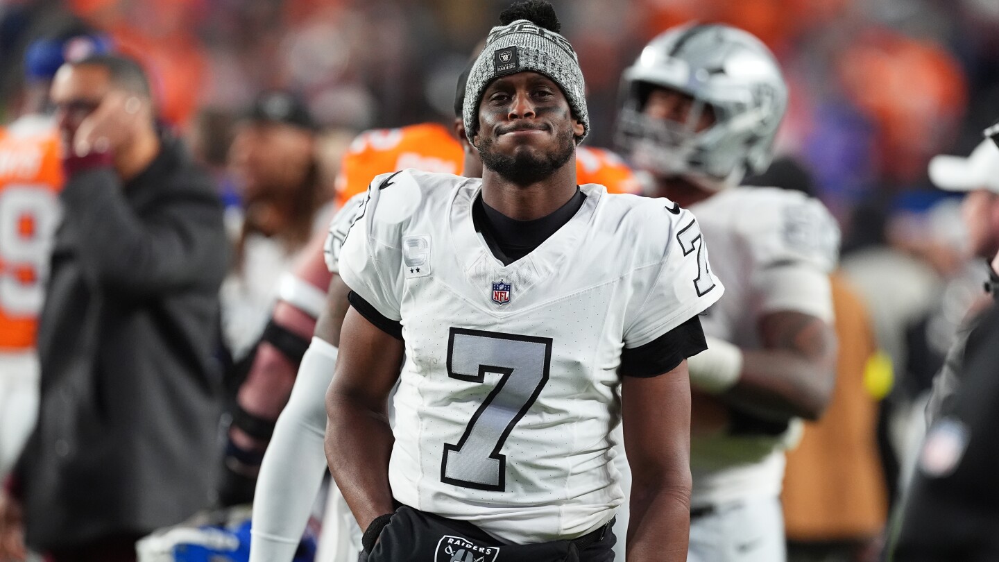Geno Smith battered by relentless Denver defense in Raiders' 10-7 loss