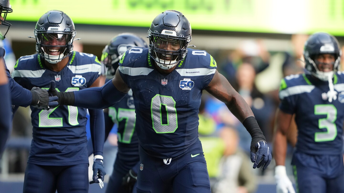 Seahawks' DeMarcus Lawrence has 2 fumble returns for TDs in first half vs. Cardinals