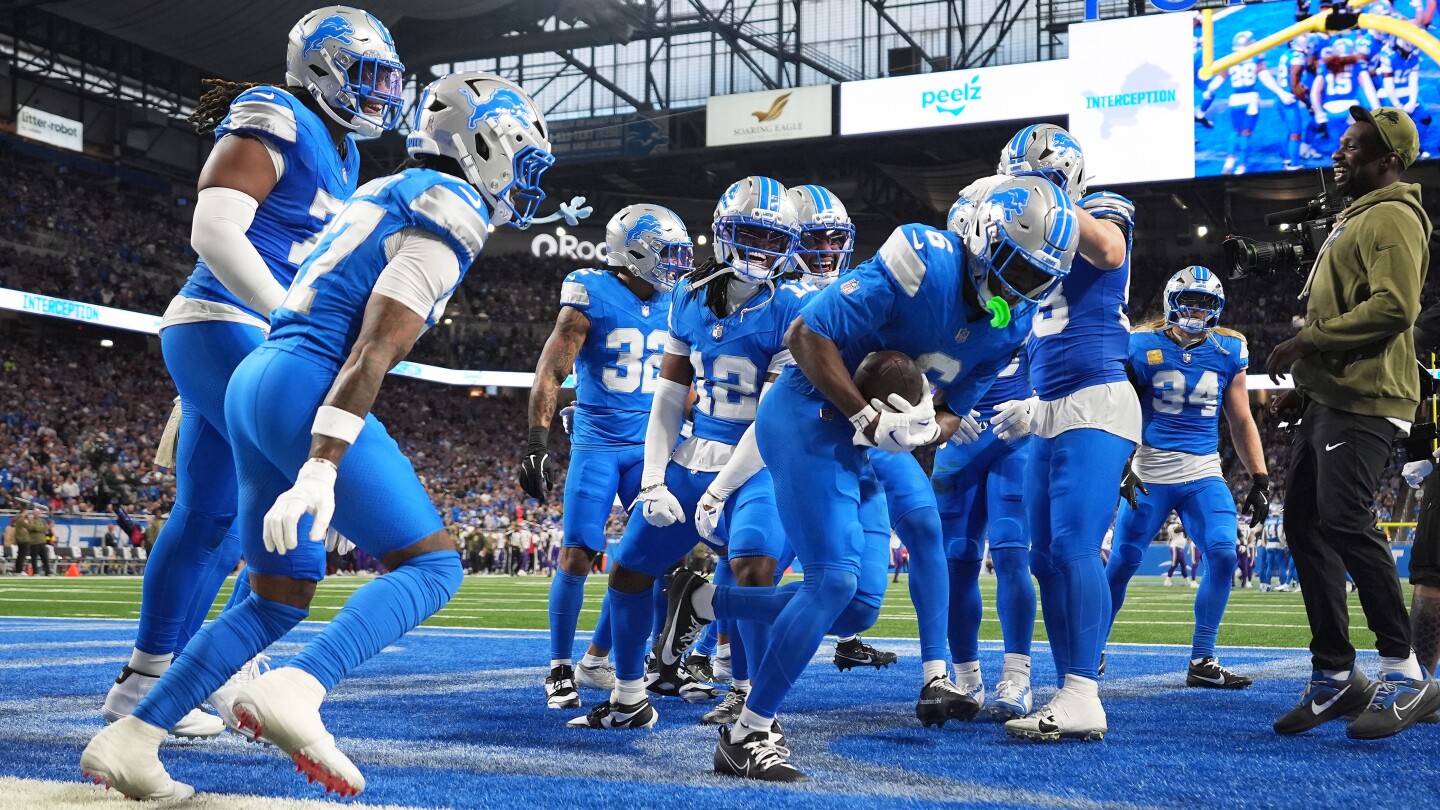 Lions wide receiver Amon-Ra St. Brown leaves game against Packers with ankle injury