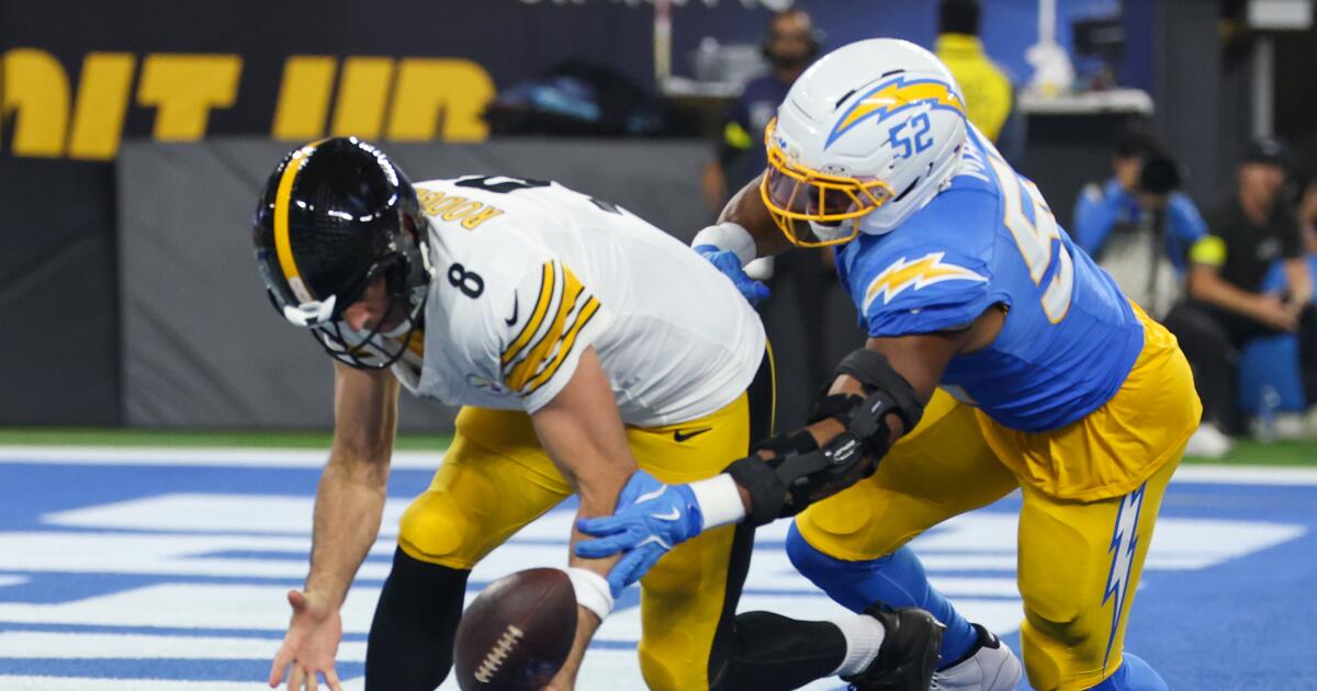 Chargers make Aaron Rodgers look old in win over Steelers