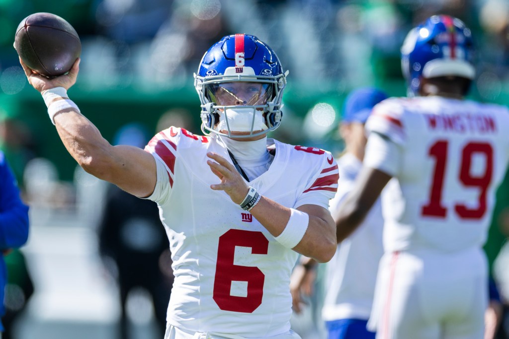 New York Giants quarterback Jaxson Dart (6) warming up before a game against the Philadelphia Eagles.