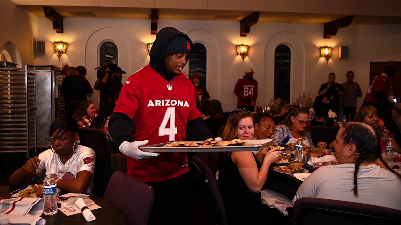 Cardinals Players Take Part In Annual 'Feed The Hungry' Event