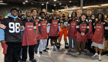 Browns, Sugardale and Greater Cleveland Food Bank host Thanksgiving meal distribution event