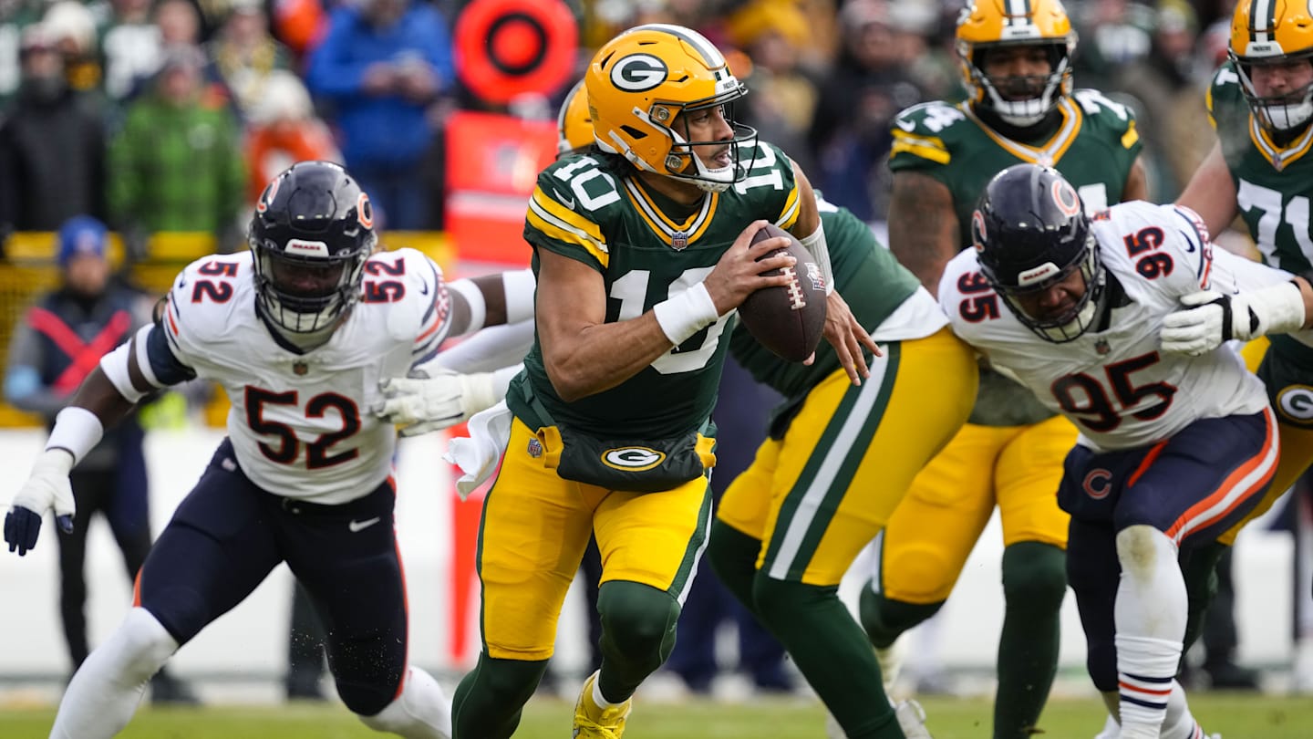 Bears and Packers Battle for First Place
