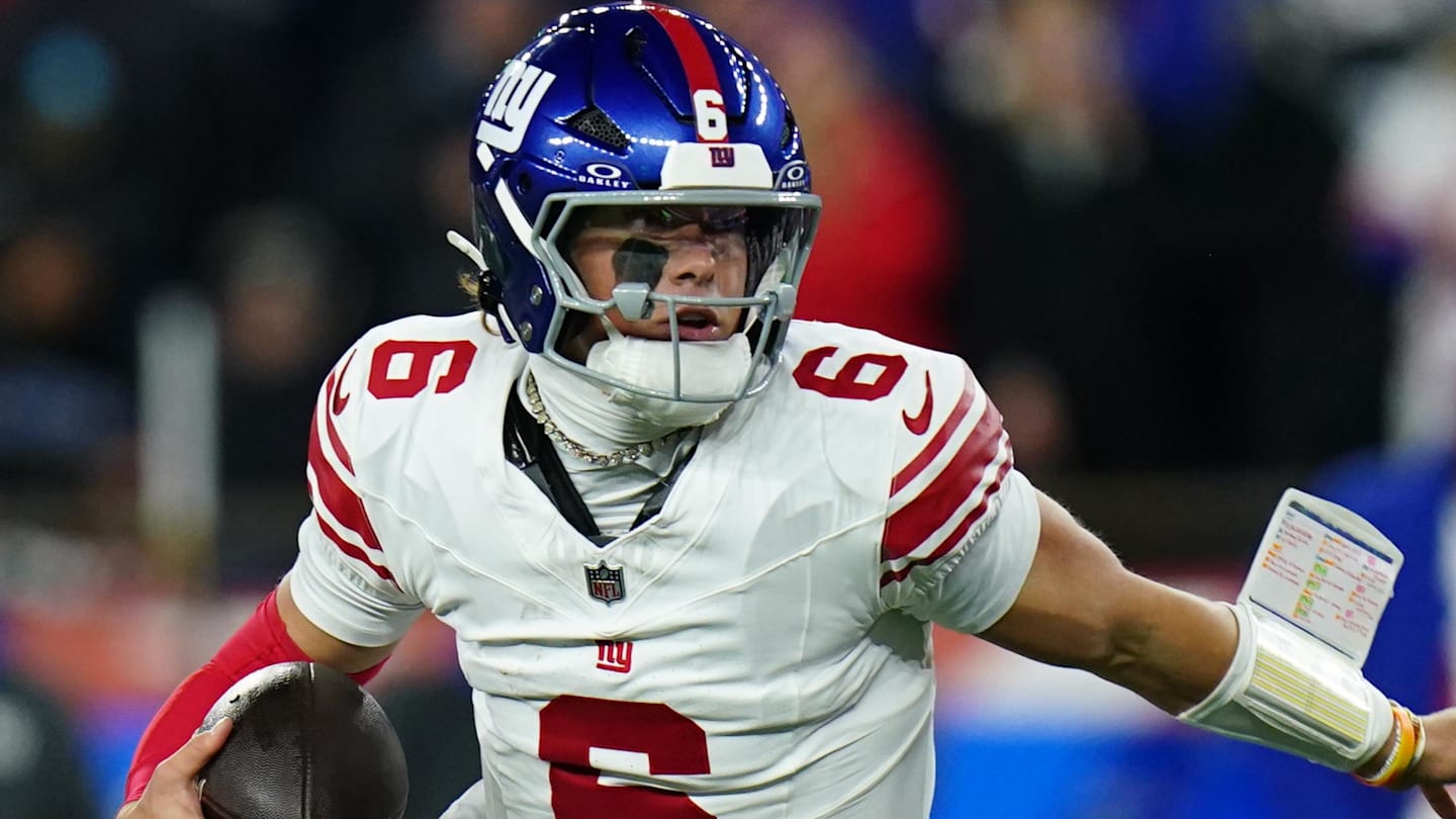 Jaxson Dart Continues to Be Bright Spot for Sinking Giants